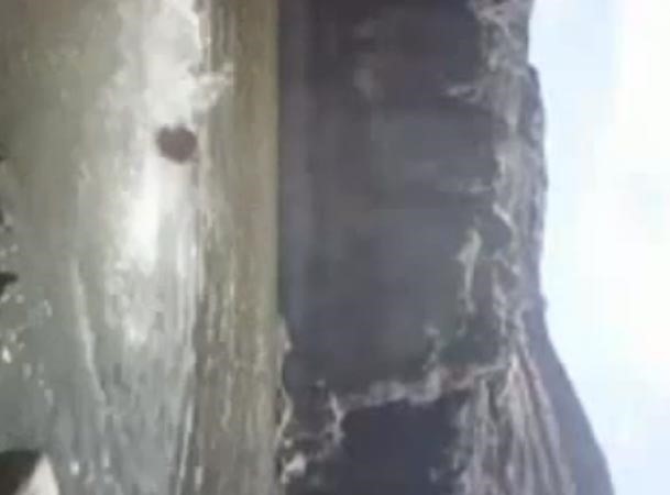 بالفيديو .. زوجان يمنيان يموتان غرقاً أمام عدسة الكاميرا في حادثة مأساوية أبكت الملايين