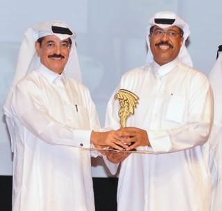  الوزير الكواري يسلم مخرج مسرحية المسعور فالح فايز جائزة افضل عرض وافضل اخراج