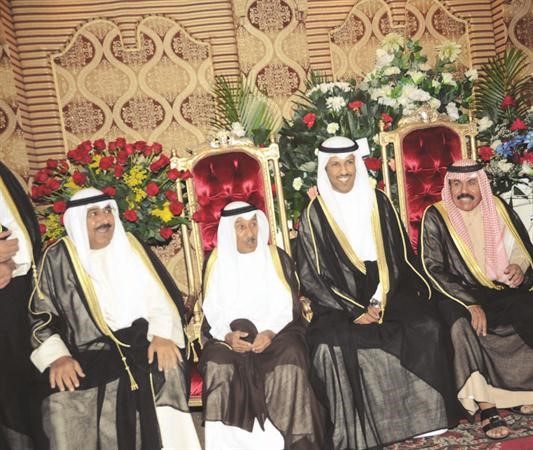سمو ولي العهد الشيخ نواف الاحمد والمعرس فيصل الهيفي وحجي الهيفي والشيخ مشعل الاحمد
