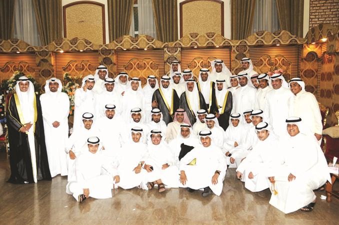 المعرس متوسطا الاهل في لقطة تذكارية
