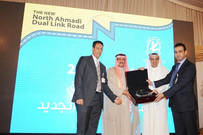 درع تكريمية من شركة نفط الكويت الى الشيخ دابراهيم الدعيج