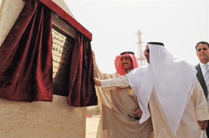 الشيخ دابراهيم الدعيج يزيح الستار عن لوحة افتتاح الطريق قاسم باشا