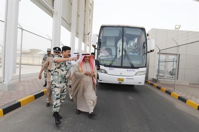 الدعيج يتفقد الطريق الجديد