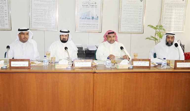 دعبدالرحمن الجيران وطاهر الفيلكاوي وخالد العدوة ومبارك النجادة اثناء الاجتماع﻿