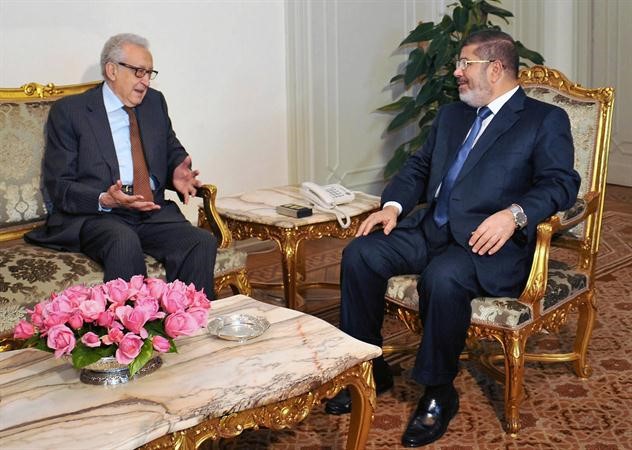 الرئيس المصري د محمد مرسي مستقبلا المبعوث الاممي الاخضر الابراهيمي امس افپ