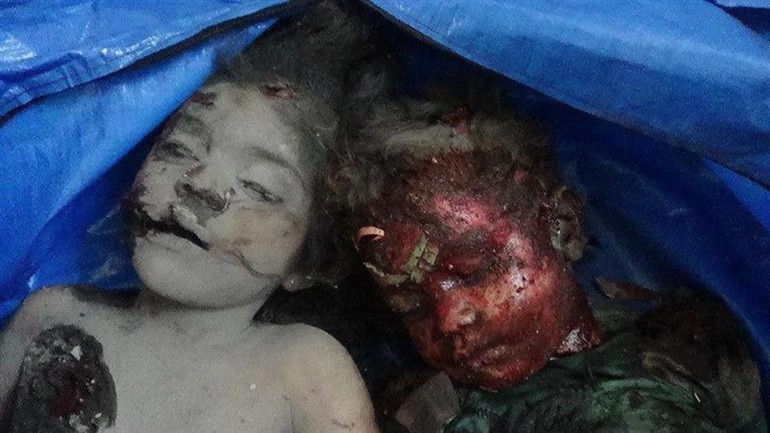 صورة بثتها شبكة شام الاخبارية لاثنين من الاطفال الذين قتلوا في الغارة على حي القابون امس 