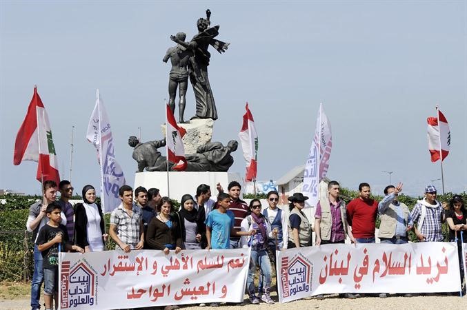 اعتصام في وسط بيروتتحت شعار لا للحرب نعم للسلام	محمود الطويل﻿