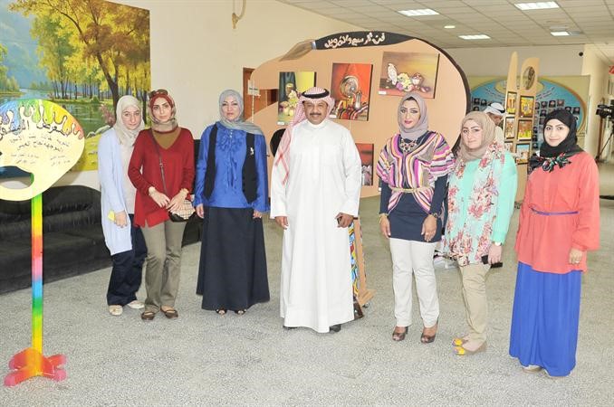 علي العوض متوسطا المعلمات القائمات على مشروع المعرض المتنقل اسامة ابوعطية