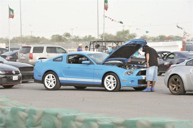 فحص احدى السيارات قبل المشاركة في السباق