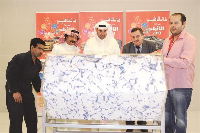 ممثل التجارة عبدالعزيز اشكناني اثناء السحب	سالم الشمري﻿