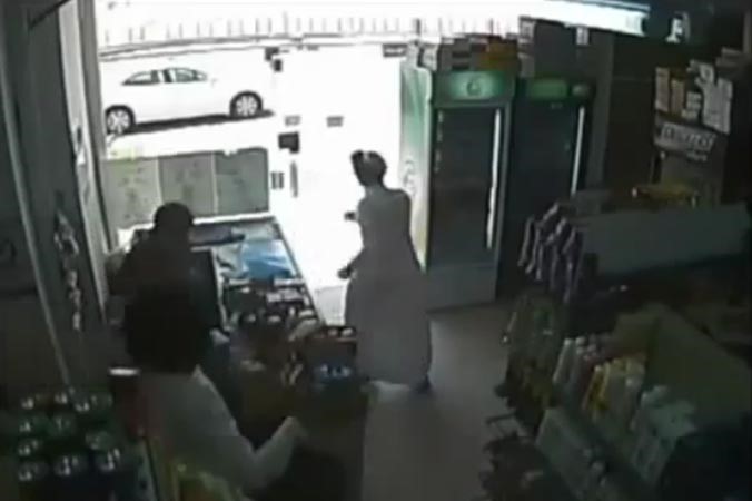 بالفيديو.. لكمات متبادلة بين السارقين و«الكاشيير» أثناء عملية سرقة محل في السعودية