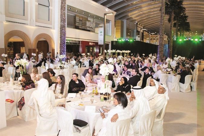 حضور حفل العشاء يتابعون فقرات الحفل﻿