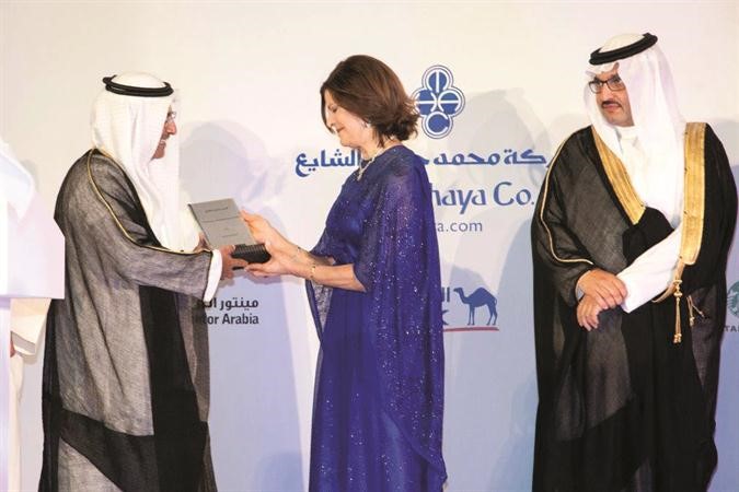 ملكة السويد تقدم درعا تذكارية لمحمد الشايع﻿