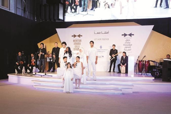  فقرة غنائية يؤديها شباب لوياك﻿
