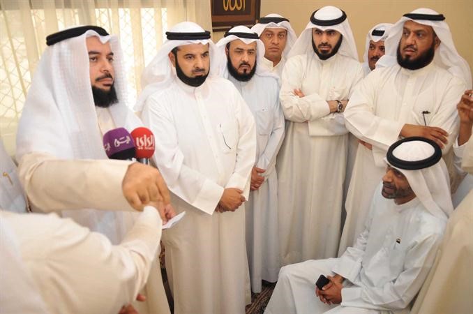 د جمعان الحربش متحدثا وبجانبه مبارك الوعلان وفلاح الصواغ وعبدالله البرغش واسامة المناور﻿