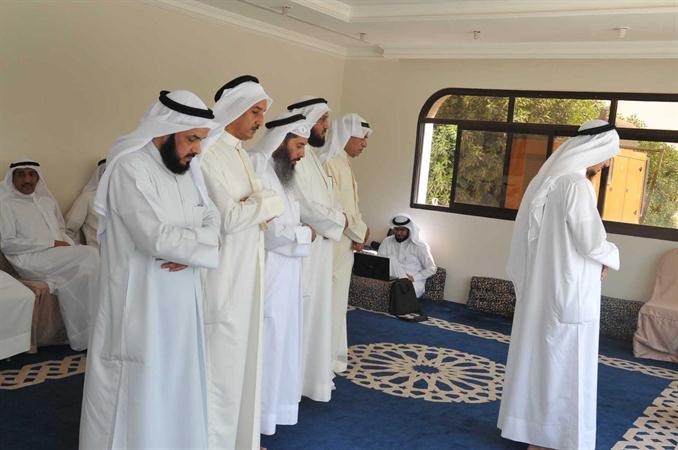 احمد السعدون واعضاء المعارضة يؤدون الصلاة في ديوان البراك﻿