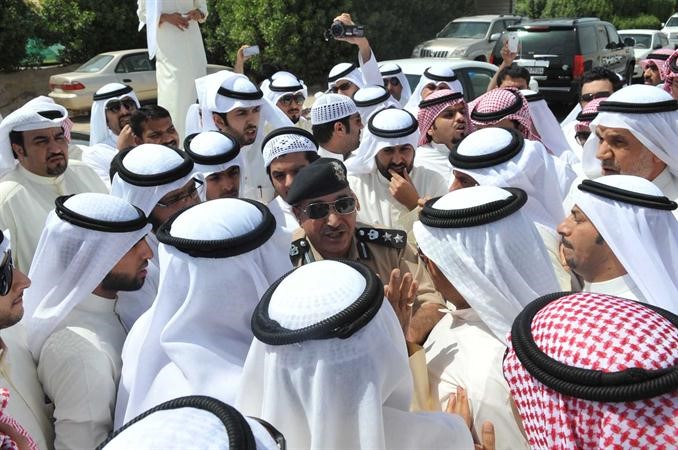 مدير ادارة التنفيذ بوزارة الداخلية بين الحضور امام ديوان البراك﻿