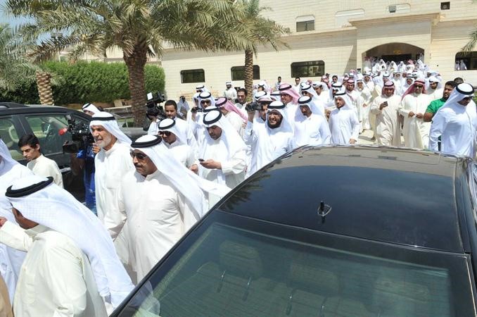 جانب من الحضور امام ديوان البراك﻿