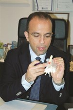 د.المطير لـ « الأنباء»: التدخل المحدود أثبت نجاحه  في جراحات العمود الفقري بالتحسن السريع وقلة المضاعفات وعدم فقدان للدم