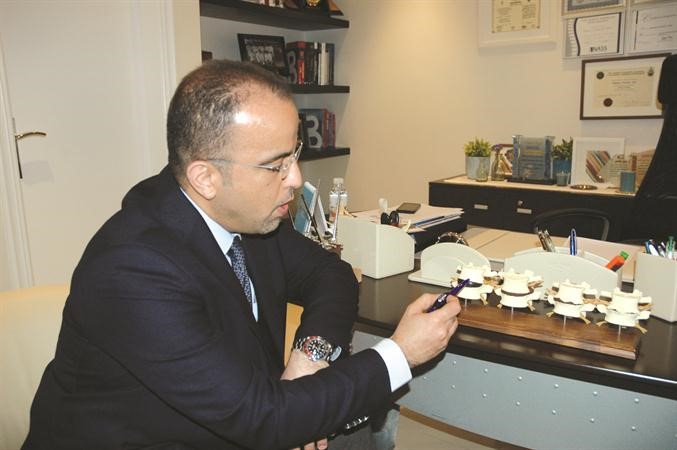 د٫عبد العزيز المطير يشرح مجسما لحدوث خشونة العظام وتاكلها 