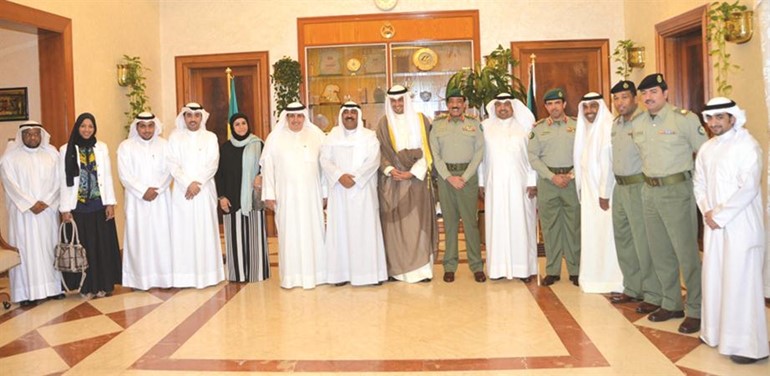 الشيخ مشعل الاحمد وانس الصالح وعبدالعزيز الخالدي وعدد من القيادات خلال توقيع البروتوكول﻿