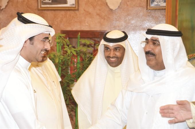 ومصافحا قيادات التجارة﻿