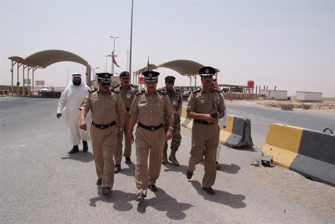 قيادات الداخلية خلال تفقدها المنفذ ﻿