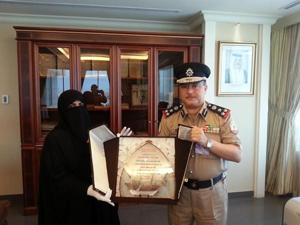 العميد ركن شهاب الشمري يتسلم درع التكريم من لطيفة العجيل ﻿
