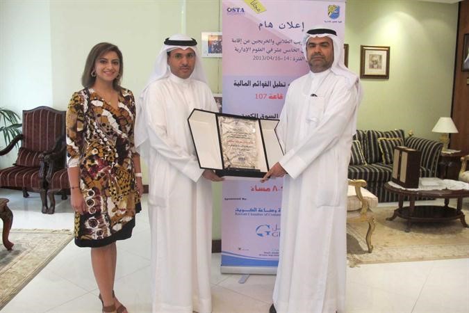 دمشاري الهاجري يكرم ممثل غرفة التجارة والصناعة﻿