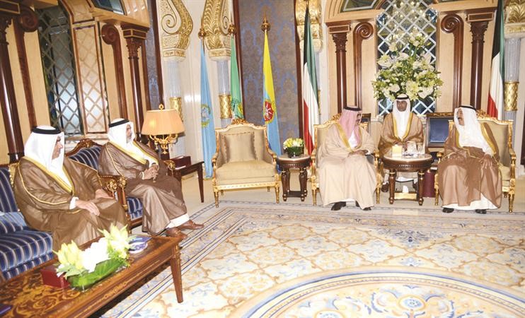 صاحب السمو الامير الشيخ صباح الاحمد مستقبلا الشيخ احمد الحمود والفريق الركن الشيخ راشد بن عبدالله ال خليفة﻿