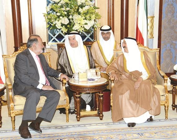 صاحب السمو الامير الشيخ صباح الاحمد مستقبلا كارلوس سليم حلو ﻿