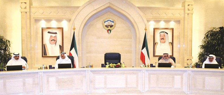 الشيخ احمد الحمود مترئسا الاجتماع ويبدو الشيخ احمد الخالد والشيخ صباح الخالد ومصطفى الشمالي