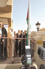 الرئيس محمود عباس يرفع علم بلاده في مقر السفارة الفلسطينية بحضور علي الراشد والشيخ صباح الخالداسامة ابو عطية﻿