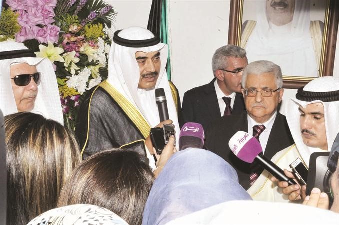 الرئيس عباس والشيخ صباح الخالد خلال الحديث الى الحضور﻿