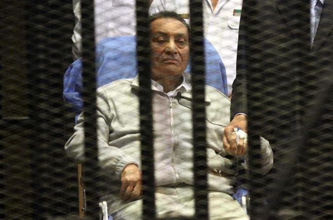 مبارك جالسا على كرسي طبي ويبدو عليه الارهاقخلال جلسة امس رويترز 