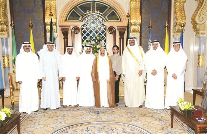 صاحب السمو الامير الشيخ صباح الاحمد خلال استقبال سموه محمد جاسم المرزوق ووفد مركز الجواد العربي ﻿