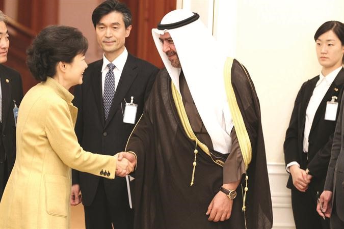 الشيخ احمد الفهد يصافح رئيسة كوريا الجنوبية بارك كون هيه ﻿