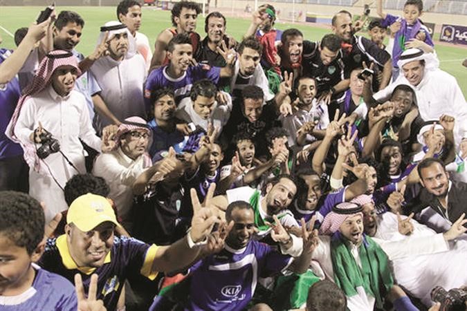 فرحة لاعبي واداريي الفتح بالفوز بلقب الدوري السعودي للمرة الاولى في تاريخهم
