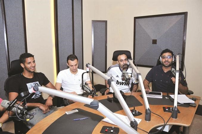 مايك مبلتع مع عقله والهمامي وجمعة خلال البرنامج﻿