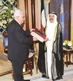 وسموه يتسلم وساما من الرئيس الفلسطيني﻿