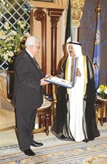 صاحب السمو الامير يهدي الرئيس محمود عباس قلادة مبارك﻿