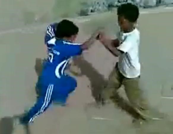 بالفيديو.. هوشة بين طفلين ولكمات متبادلة