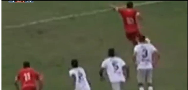 بالفيديو .. ضربة جزاء مثيرة للسخرية تحصل علي لقب الأسوأ في تاريخ كرة القدم 
