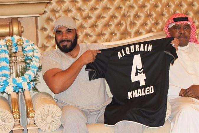 خالد ماجد حاملا فانيلة القرين والى جانبه ناصر صالح﻿