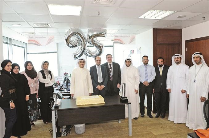 عبدالله التويجري مع عدد من موظفي مركز الخدمة الهاتفية ﻿