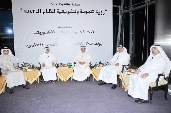 حمد المرزوق متوسطا توفيق الجراح وعادل الرومي واحمد لاري ود فايز الكندري خلال الحلقة النقاشية 	محمد خلوصي﻿