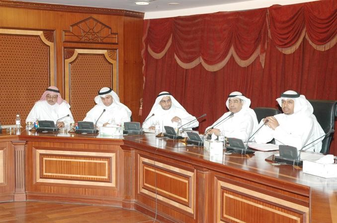 عبدالعزيز السمحان وفوزي المجدلي وعدد من الحضور خلال اللقاء انور الكندري﻿
