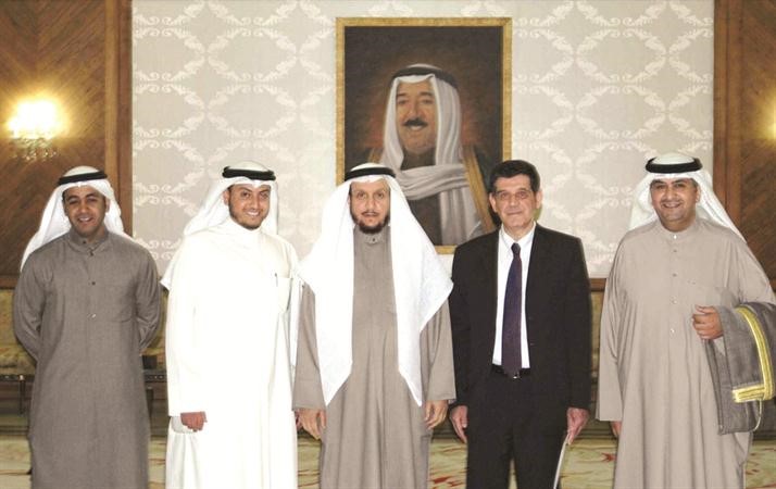 لقطة للوزير شريدة المعوشرجي مع الوفد المرافق 