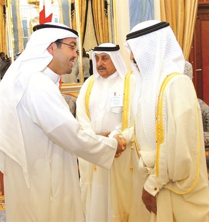 صاحب السمو الملكي الامير خليفة بن سلمان ال خليفة مرحبا برئيس التحرير الزميل يوسف خالد المرزوق﻿