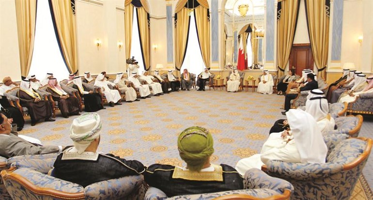 رئيس الوزراء البحريني صاحب السمو الملكي الامير خليفة بن سلمان خلال لقائه رئيس واعضاء اتحاد الصحافة الخليجية﻿